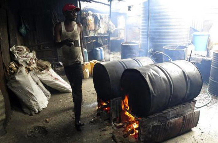 Nạn rượu nấu bất hợp pháp đang trở thành vấn đề nhức nhối ở Kenya khi nhiều người nghèo không đủ tiền mua bia và rượu do các công ty sản xuất.