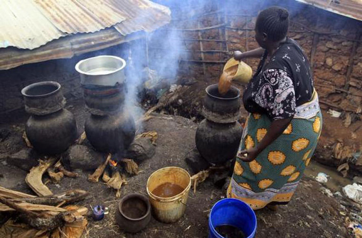 Chết do uống rượu chưng cất bất hợp pháp dần trở nên phổ biến ở Kenya.