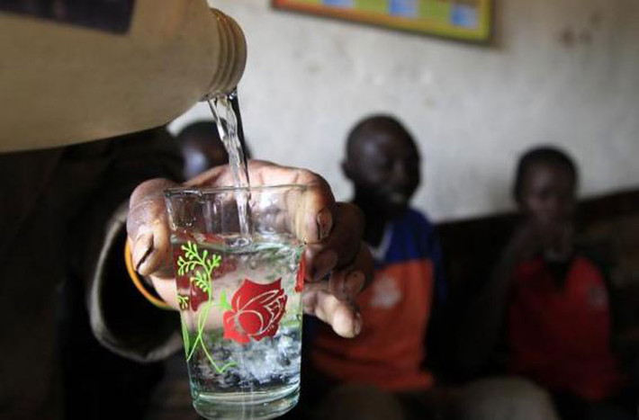 Một người đang rót rượu ủ truyền thống cho khách ở ngoại ô thành phố Nairobi, Kenya ngày 11/5.