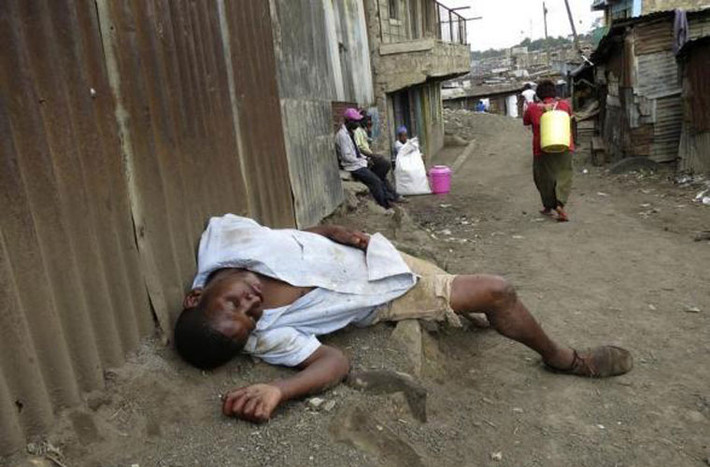 Một người đàn ông ngủ trên đường sau khi uống rượu chưng cất ở ngoại ô Nairobi ngày 9/5/2014.