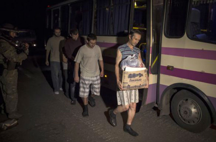 Tù binh lực lượng ly khai mang theo vật dụng cá nhân trở về Donetsk.