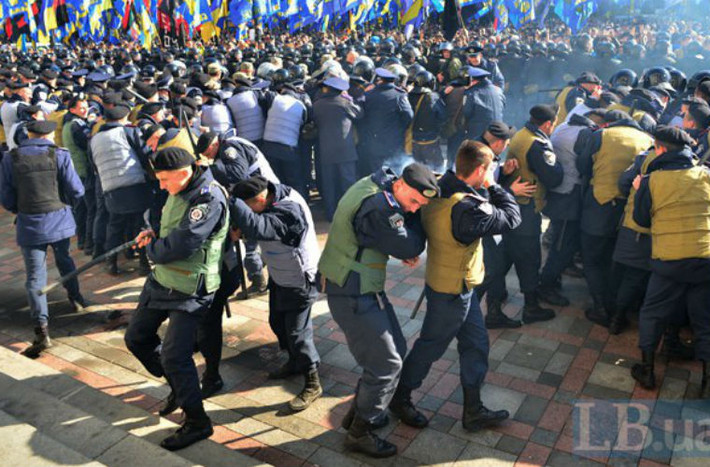 Cảnh sát Ukraine ngăn những người biểu tình tiến về tòa nhà quốc hội.