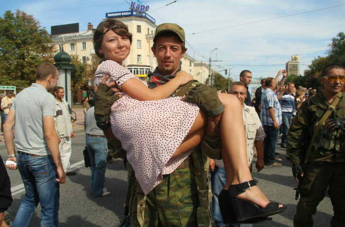 Thiếu nữ Lugansk chụp ảnh cùng quân nhân ly khai.