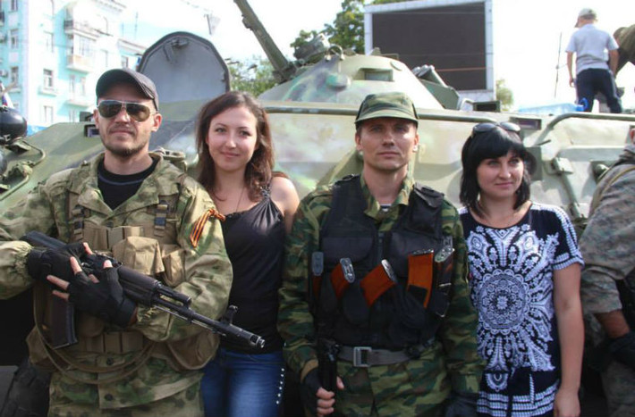 Các chiến binh ly khai chụp ảnh cùng người dân Lugansk.