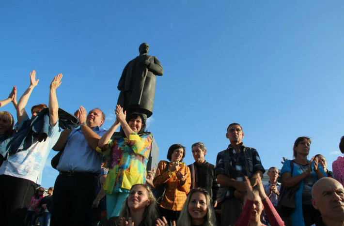 Người dân Lugansk tập trung nghe nhạc dưới tượng đài Lenin.