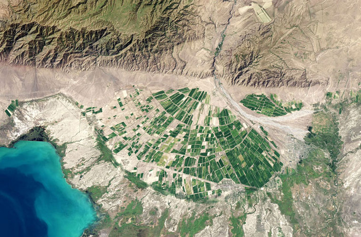 Tỉnh Almaty của Kazakhstan được vệ tinh Landsat 8 chụp ngày 9/9/2013 với dòng sông Tente chảy qua vùng đồi Dzungarian Alatau.