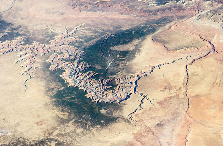 Hẻm núi Grand Canyon nổi tiếng của Mỹ chụp từ trạm vũ trụ ISS ngày 25/3/2014.