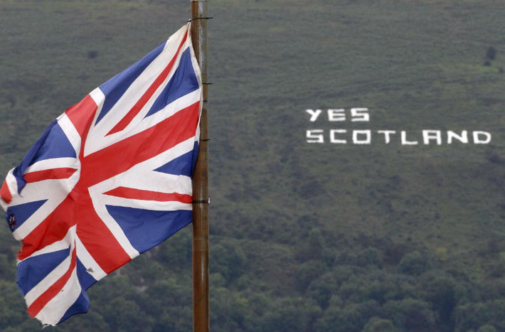 Tranh cổ động Scotland độc lập trên vùng núi ở West Belfast, Northern Ireland.