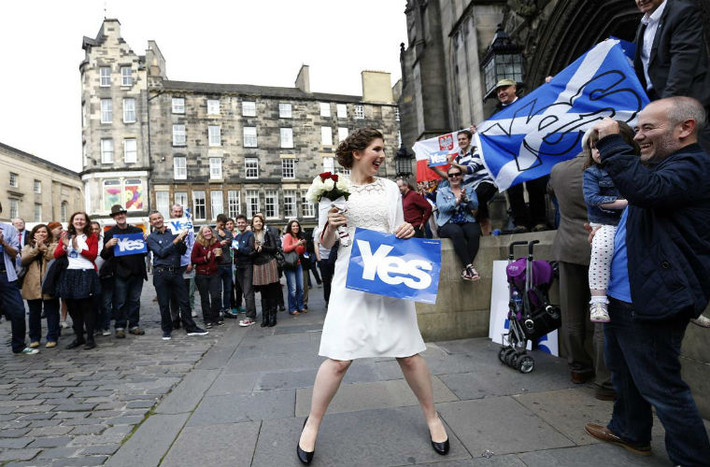 Một cô dâu với biểu tượng Yes ở Scotland.