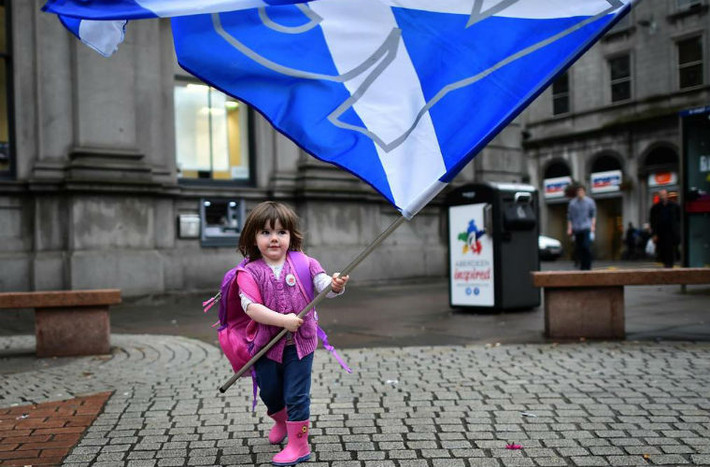 Một bé gái đang vẫy lá cờ Yes ở Scotland.
