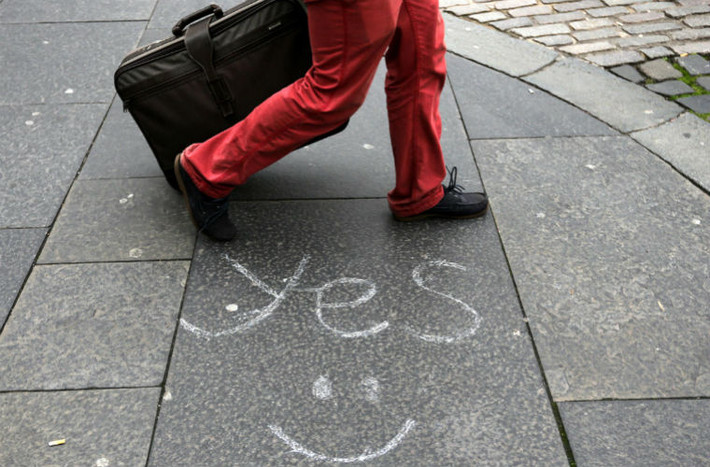 Thông điệp "Yes" được vẽ trên đường phố ở Edinburgh, Scotland.