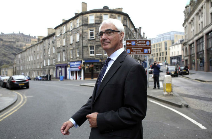 Ông Alistair Darling, cựu bộ trưởng tài chính Anh, đồng thời là lãnh đạo của chiến dịch "Tốt hơn là vẫn cùng nhau", cảnh báo nếu người Scotland bỏ phiếu tách khỏi Liên hiệp Anh sẽ khiến nền kinh tế sụp đổ, u ám.