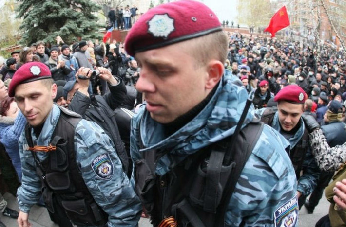 Nhiều tòa nhà chính quyền ở thành phố Donetsk đã bị người biểu tình thân Nga chiếm đóng. Trong ảnh là thành viên lực lượng cảnh sát chống bạo động Berkut của chính quyền Ukraine cũ đang tiến vào trụ sở cảnh sát ở thành phố Donetsk.
