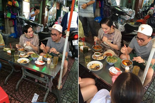 Cựu đại sứ du lịch cùng em trai ngồi ăn món bún riêu hè phố.