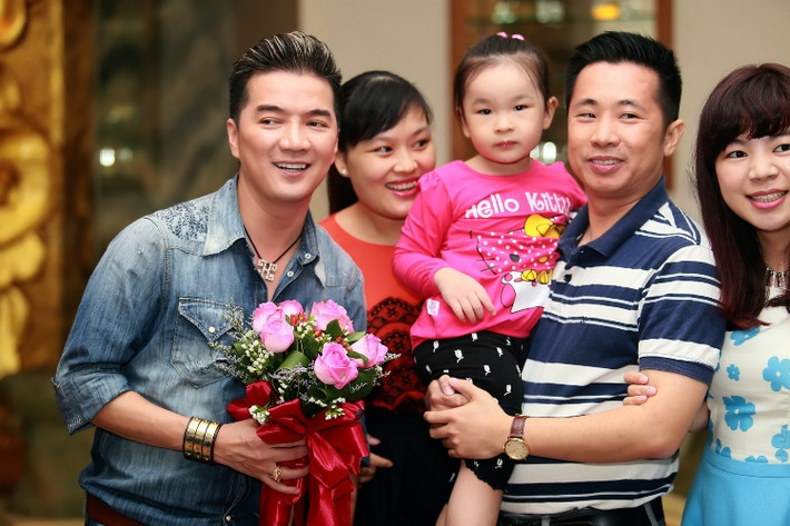 Dù vội cuống cuồng để "bay show" Đàm Vĩnh Hưng vẫn nán lại chụp ảnh cùng fan với gương mặt tươi rói.