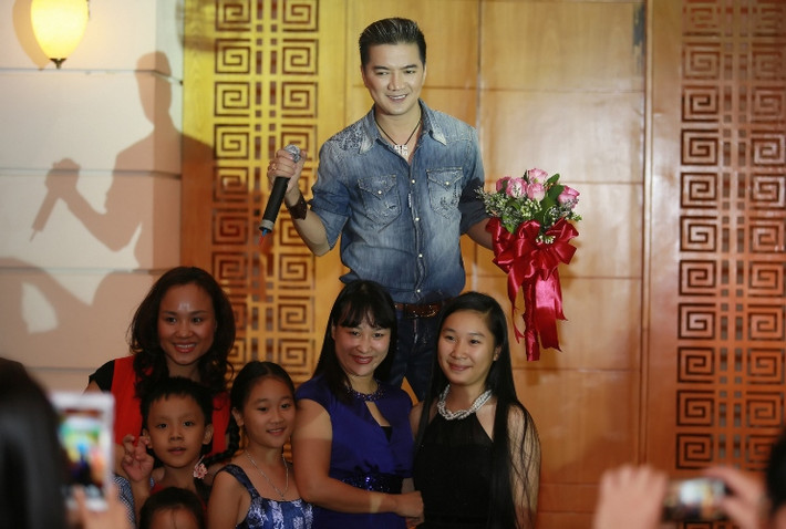 Trước những lùm xùm nghi án tình cảm với hot boy The X-Factor, tối 20/10, Đàm Vĩnh Hưng vẫn tươi rói, tất bật chạy show tại Hà Nội.
