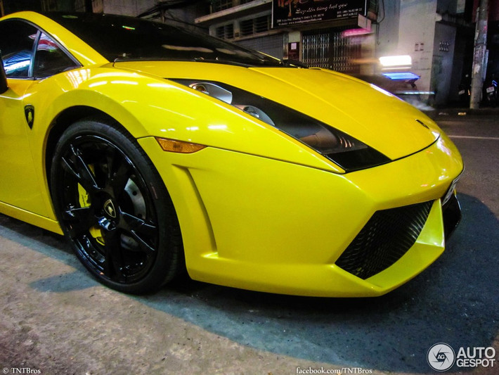 Thay cho vành đúc kiểu hoa ở phiên bản tiêu chuẩn, Gallardo SE sở hữu bộ vành xe 5 chấu kép có tên "Callisto" lắp lốp Pirelli.