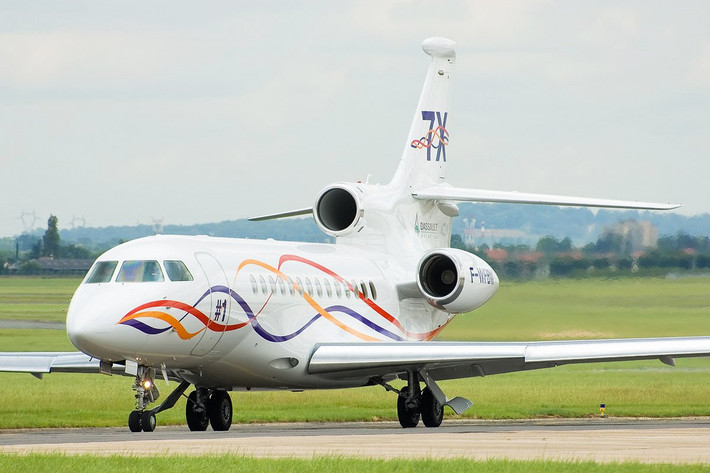 Ecclestone cũng sở hữu một đội máy bay phản lực tư nhân, gồm cả một chiếc Dassault Falcon 7X.