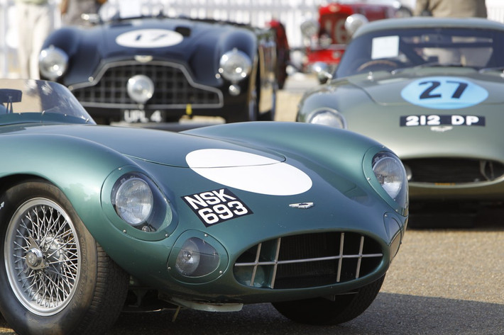 Ba chiếc xe với những đường nét khá "gợi cảm" của Aston Martin.