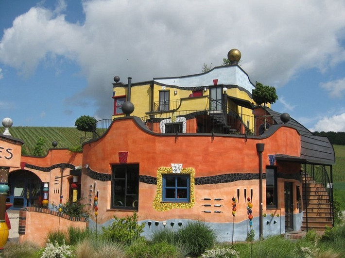 Tòa nhà Hundertwasser ở Đức, giống như trong chuyện cổ tích.