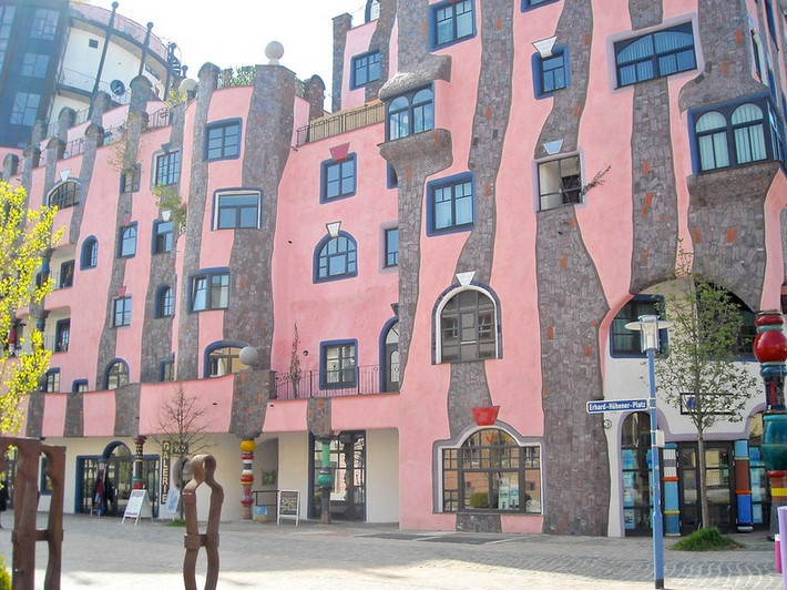 Một trong những công trình độc đáo của kiến trúc sư nổi tiếng Hundertwasser: Tòa nhà Grüne Zitadelle ở Magdeburg, Đức.