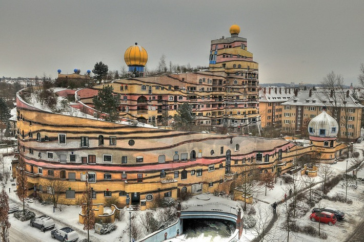 Tòa nhà đồ sộ Hundertwasserhaus Waldspirale ở Darmstadt, Đức.