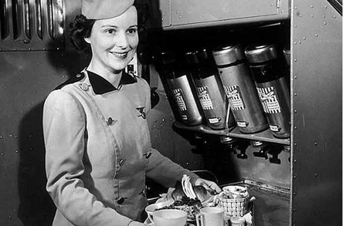 Váy ngắn, mũ lệch tôn lên vẻ nữ tính, thanh lịch của nữ tiếp viên hãng Canadian Colonial Airways trong những năm 1940.