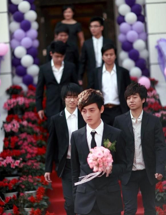 Chú rể và đoàn phù rể hoành tráng.