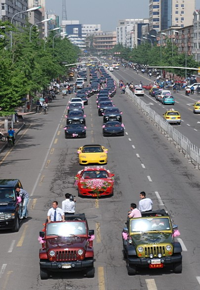 Có hẳn hai chiếc xe đi trước để quay toàn cảnh đám cưới.
