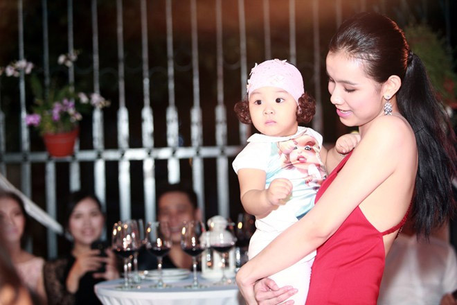 Trong khi đó, con gái cô chỉ giống mẹ duy nhất cặp mắt hai mí. Toàn bộ những đường nét còn lại là của cha. Thùy Lâm tự nhận mình như người đi "đẻ thuê" cho nhà chồng.