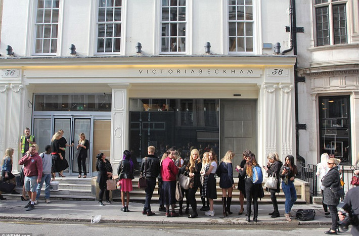 Mặc dù Vic không có mặt trong buổi khai trương cửa hàng thời trang tại London, nhưng điều đó không ngăn cản việc fan cô lũ lượt kéo tới.