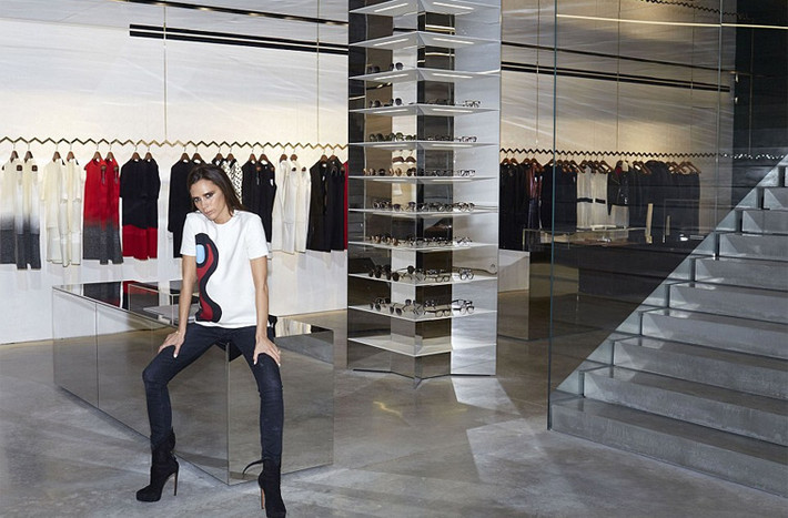 Mặc dù giá cả không hề rẻ, nhưng thương hiệu Victoria Beckham đang rất hút khách. Doanh thu của thương hiệu này đã mang lại cho bà Beck 50 triệu USD vào năm ngoái.