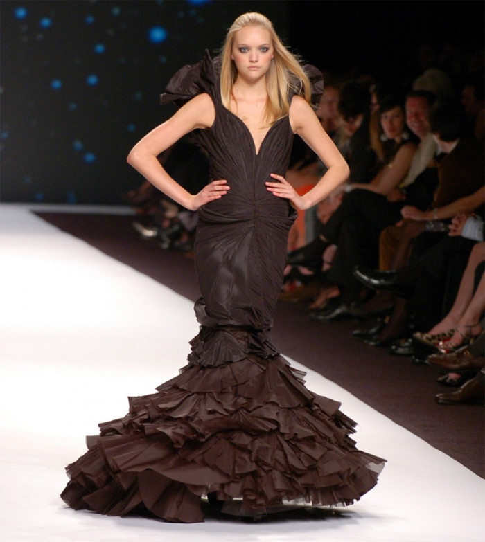 Gemma Ward bắt đầu nghiệp mẫu từ năm 14 tuổi. Năm 16 tuổi, cô trở thành người mẫu trẻ nhất xuất hiện trên trang bìa tạp chí Vogue. Năm 2009, Gemma tuyên bố nghỉ hưu bởi liên tục bị chỉ trích cân nặng. Cô thử sức trong điện ảnh và năm 2011 đã tham gia bộ phim "Pirates of the Caribbean: On Stranger Tides". Năm ngoái, người mẫu 26 tuổi cho biết cô đã ký hợp đồng với công ty quản lý mẫu IMG Models của Australia.