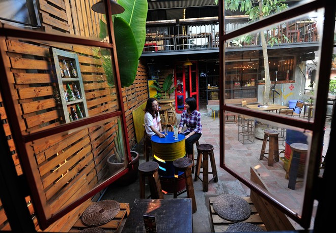 Nằm phía sâu bên trong, quán cà phê T+ kết hợp giữa sân vườn và quầy bar nhỏ trên gác xép lửng tầng 2 với kiểu cách bàn ghế đặc biệt.