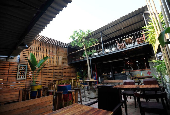 Đưa vào chạy thử từ 12/9 với mô hình bar cà phê trong không gian biệt lập. Khách hàng có thể lựa chọn vị trí ngồi thích hợp ở ngoài sân, trong nhà hoặc ở tầng trên của quán, nơi buổi tối sẽ có phục vụ ca nhạc.