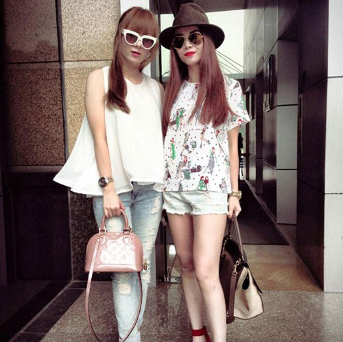 So với cô em, cô chị Yến Trang nổi trội hơn về mọi mặt, từ sắc vóc, tài năng đến sự thành công. Yến Trang không chỉ giành giải Quán quân Bước nhảy hoàn vũ mà còn dấn thân phim ảnh và rất thành công.