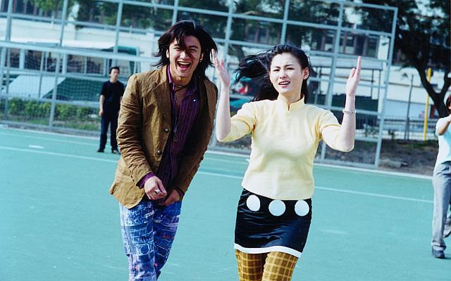 Tháng 3/2002: Tạ Đình Phong gây tai nạn ô tô và nhờ người lái xe nhận tội hộ. Chính Trương Bá Chi chứ không phải Vương Phi lúc đó đã giúp anh thoát chạy khỏi hiện trường tai nạn. Vài giờ sau, hai người lên máy bay đi Thái Lan.