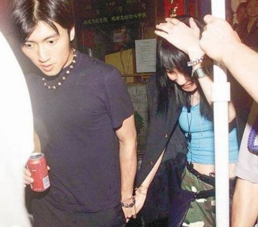 Tháng 6/2003: Tạ Đình Phong và Vương Phi lại tay trong tay ở Bắc Kinh, nhưng quan hệ của họ nhanh chóng tàn lụi dần.