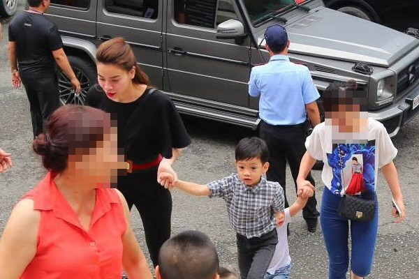Bởi như trước đó, khi Hà Hồ lưu diễn ở châu Âu, Cường đô-la có sang đó cùng vợ nhưng hai người hầu như không chụp chung tấm hình nào. Thế nên những bức hình cả hai xuất hiện cùng Subeo rất thu hút dư luận.