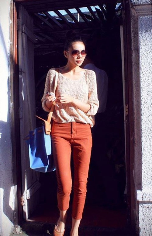 Mẫu quần skinny màu mè của Zara mang lại cảm giác thoải mái được Thanh Hằng yêu thích một thời gian dài. Cô diện khi xuống phố gặp gỡ bạn bè, đối tác công việc.