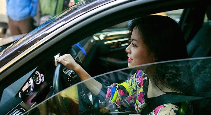 Hoàng Thùy Linh sau vô lăng của chiếc xe bạc tỷ.