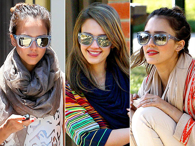 Cặp kính mặt gương hiệu Dolce & Gabbana là món phụ kiện yêu thích của Jessica Alba.