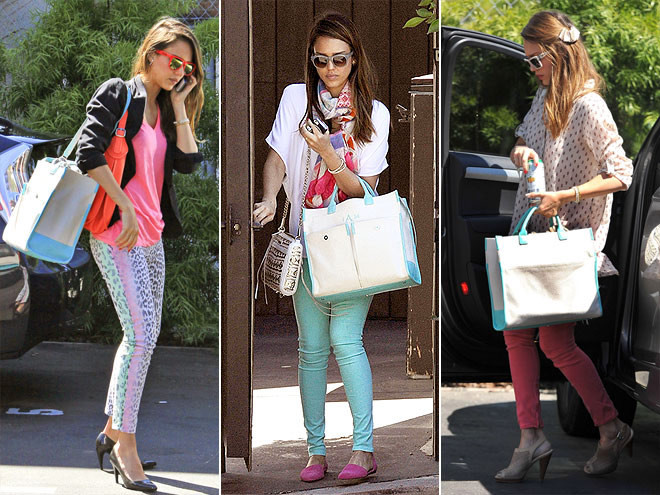 Chiếc túi xách khổ lớn với hai màu xanh trắng của Tiffany & Co.Tote, giá 495 USD, đựng được rất nhiều đồ nên mỗi khi ra ngoài có việc là Alba lại xách theo nó.