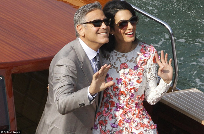 Hai vợ chồng Clooney vui vẻ vẫy tay chào người hâm mộ.