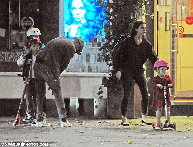 Beck-Vic chăm sóc cho đàn con đặc biệt là hai bạn nhỏ nhất khi chúng chơi xe scooter. Cô công chúa út Harper đáng yêu trong bộ váy đỏ, đội mũ bảo hiểm hồng, đẩy xe scooter.