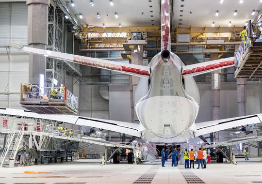 Theo nhà sản xuất, A350 là đội tàu có tỷ lệ vật liệu composite tăng mạnh, trong đó, phần vỏ lần đầu tiên được làm gần như hoàn toàn bằng loại vật liệu này để giúp tiếp kiệm nhiên liệu, giảm ô nhiễm môi trường, đồng thời giảm sự chênh lệch áp suất và tăng độ ẩm trong tàu bay.
