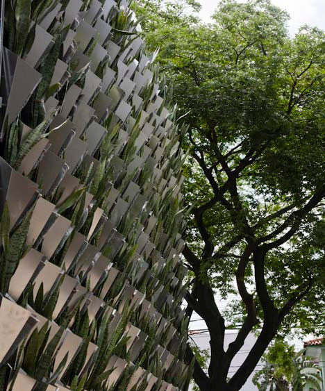 Đó là một ngôi nhà hai tầng rộng 500 m2 với một phòng trưng bày kiêm cửa hàng bán lẻ ở tầng một và ở tầng hai là văn phòng.