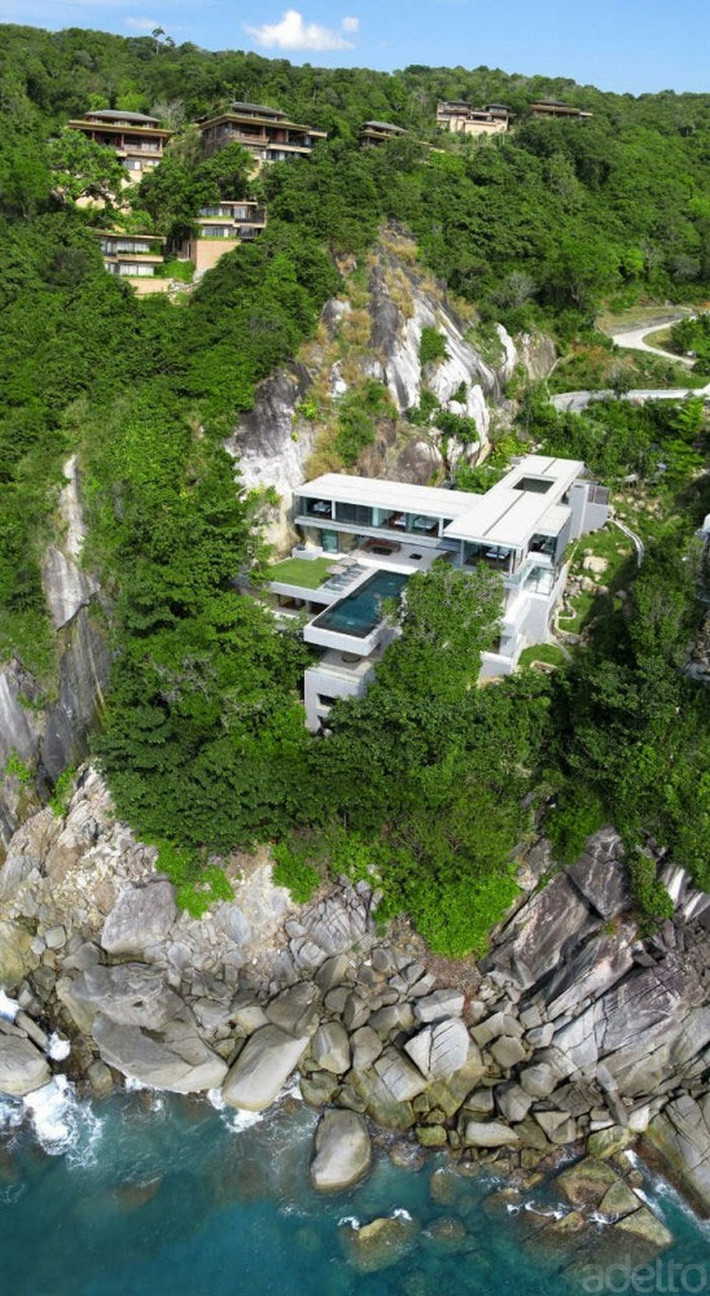 Biệt thự Amanzi ở Phuket, Thái Lan. Công trình được xây dựng năm 2008, do KTS Original Vision thiết kế. Biệt thự này nằm giữa một hẻm núi, một mặt nhìn ra quang cảnh biển xanh trong, một mặt giáp với vách đá. Amanzi có 6 phòng với không gian rộng rãi, mỗi phòng có phòng tắm và ban công để ngắm cảnh biển Andaman tuyệt đẹp.
