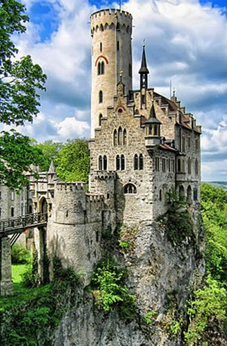 Lâu đài Lichtenstein, Đức. Công trình nằm ở độ cao 817 m, trên một vách đá ở vùng Baden-Wurttemberg. Vào thế kỷ 13, một lâu đài khác cũng từng ở chính vị trí này, nhưng nó bị tàn phá trong cuộc chiến tranh ở thế kỷ 14. Lâu đài ngày nay được mở cửa cho khách du lịch tham quan. Bên trong lâu đài có chứa bộ sưu tập lớn các loại vũ khí và áo giáp.