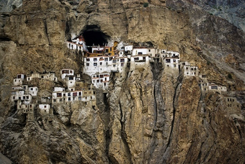 Tu viện Phugtal Gompa - Ấn Độ. Công trình này nằm ẩn mình trong một khoảng rộng của hẻm núi khổng lồ cao tới 3.800 m thuộc dãy núi Himalayas. Phugtal Gompa được xây dựng hoàn toàn bằng gạch, bùn, đá và gỗ từ thế kỷ 12 bởi Lama Gangsem Sherap Sampo. Dù chỉ được làm bằng những vật liệu vô cùng thô sơ trên vách núi cheo leo ở khu Đông Nam Zanskar hẻo lánh, tu viện này đã tồn tại hàng trăm năm và vẫn còn hoàn hảo cho tới ngày nay.